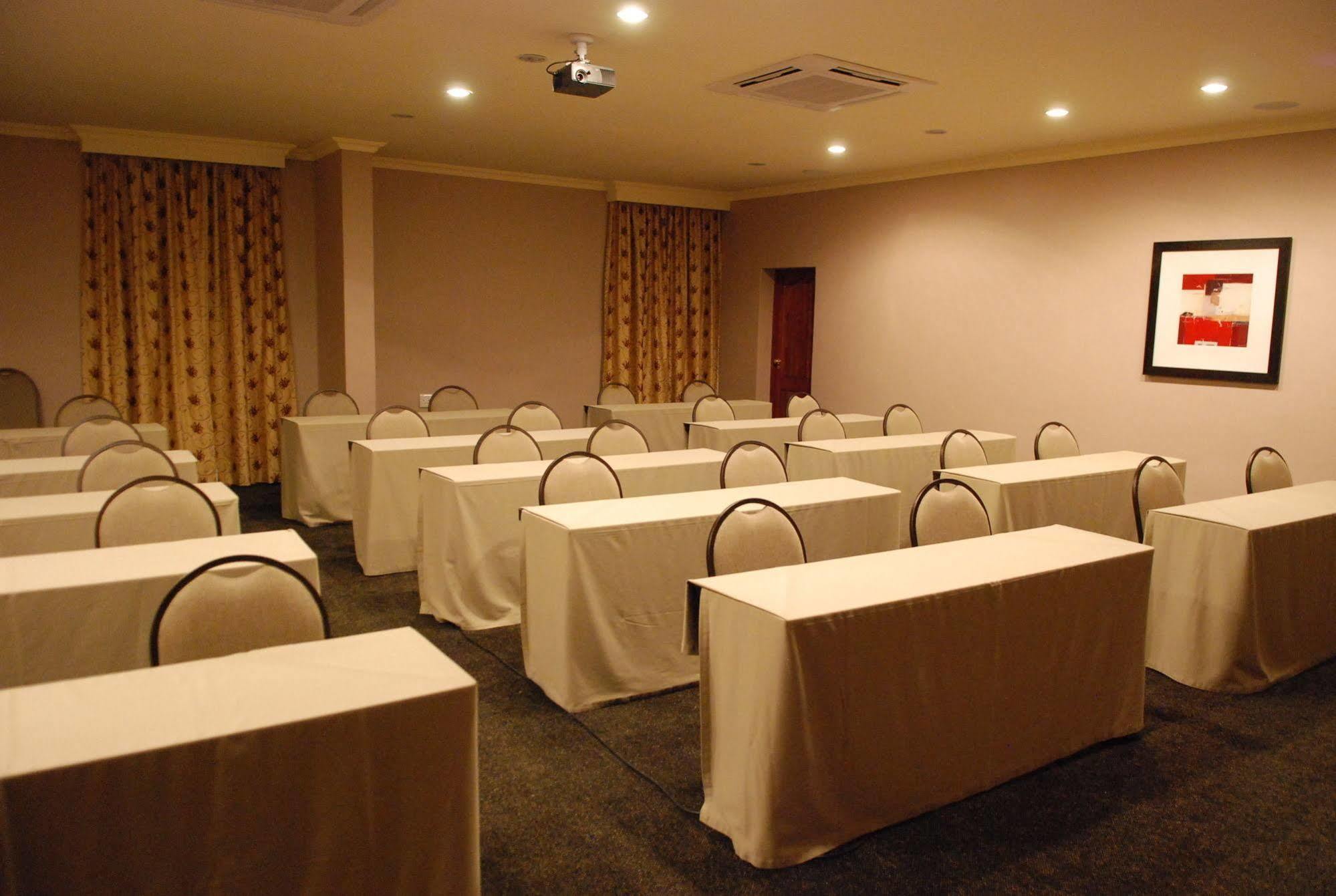Protea Hotel By Marriott Harrismith Montrose Exterior foto